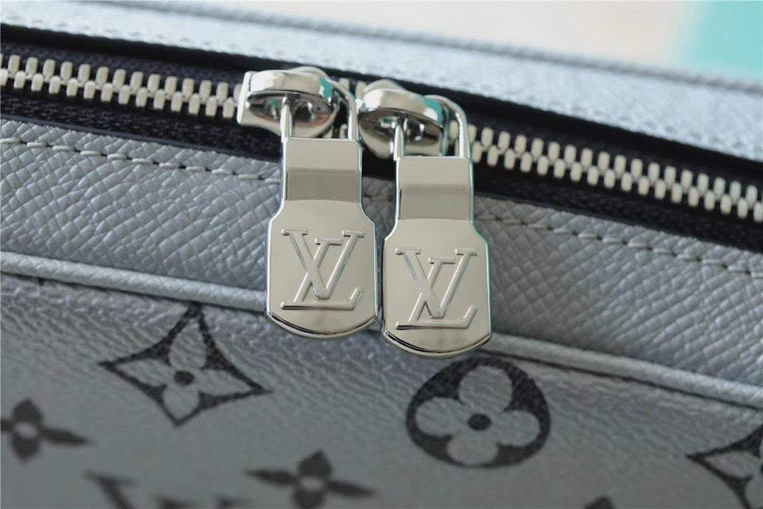 Louis Vuitton Outdoor Messenger Bag 26cm