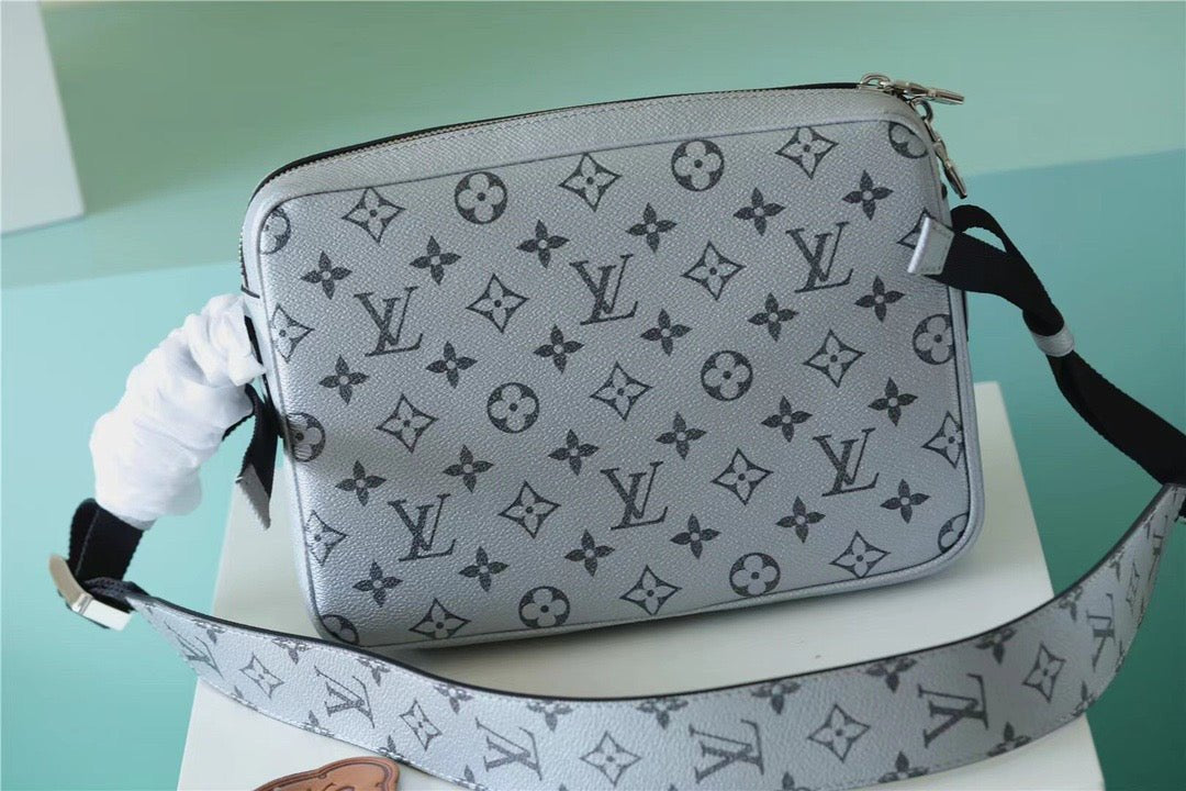Louis Vuitton Outdoor Messenger Bag 26cm