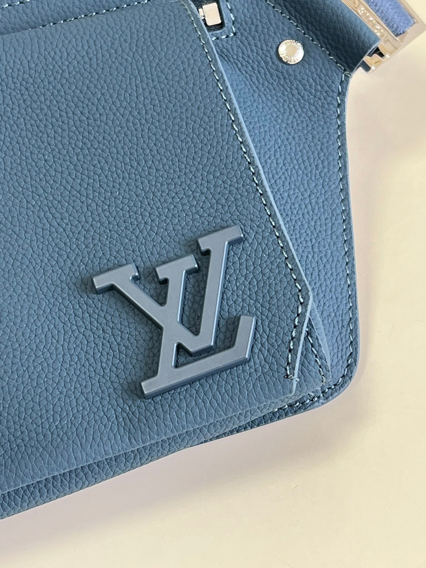 Louis Vuitton Aerogram Slingbag Navy Blue For Men, Men’s Bags 30cm LV M59625