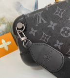 Louis Vuitton M45579 Horizon Clutch 21cm