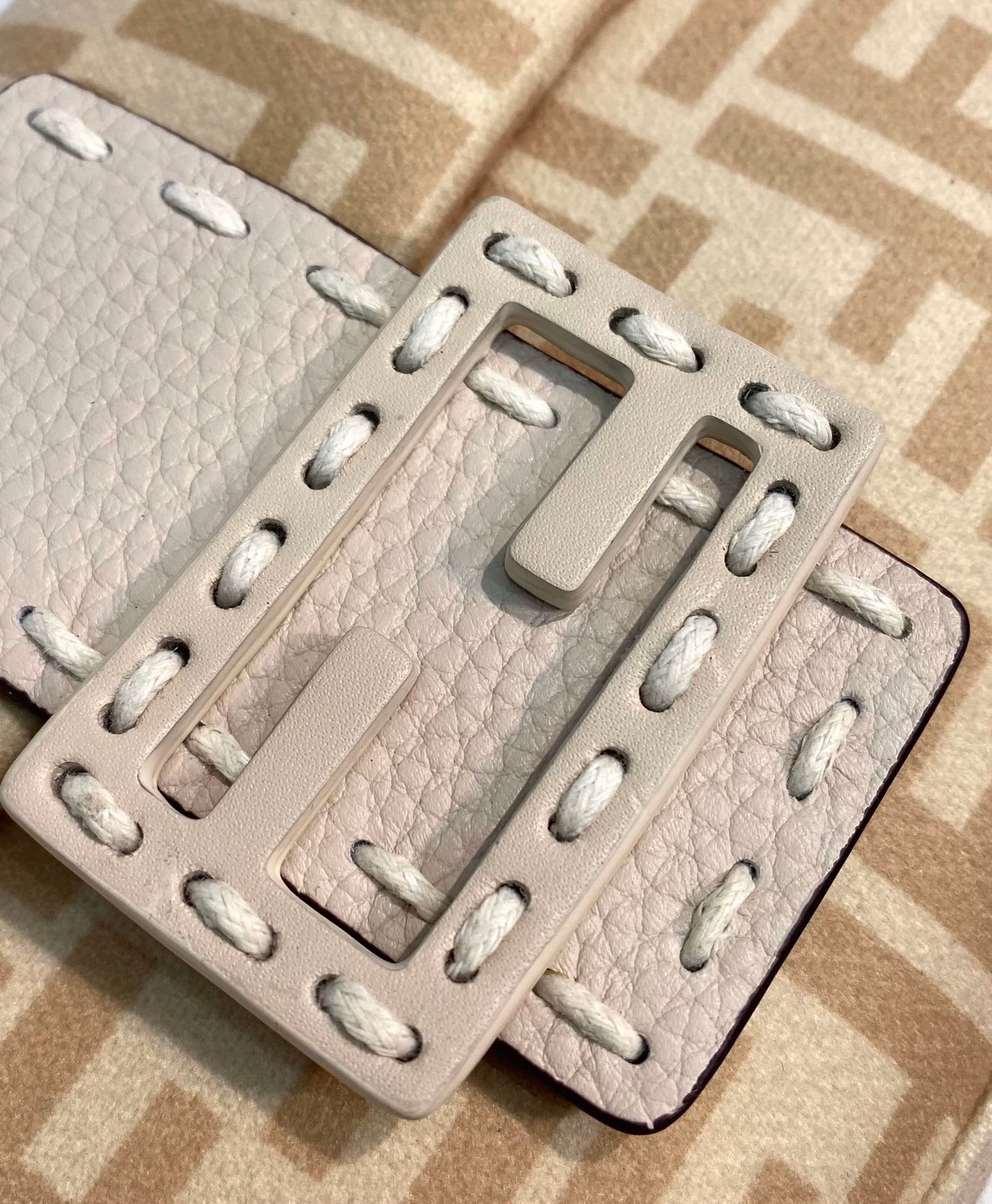Fendi Baguette 27cm Beige