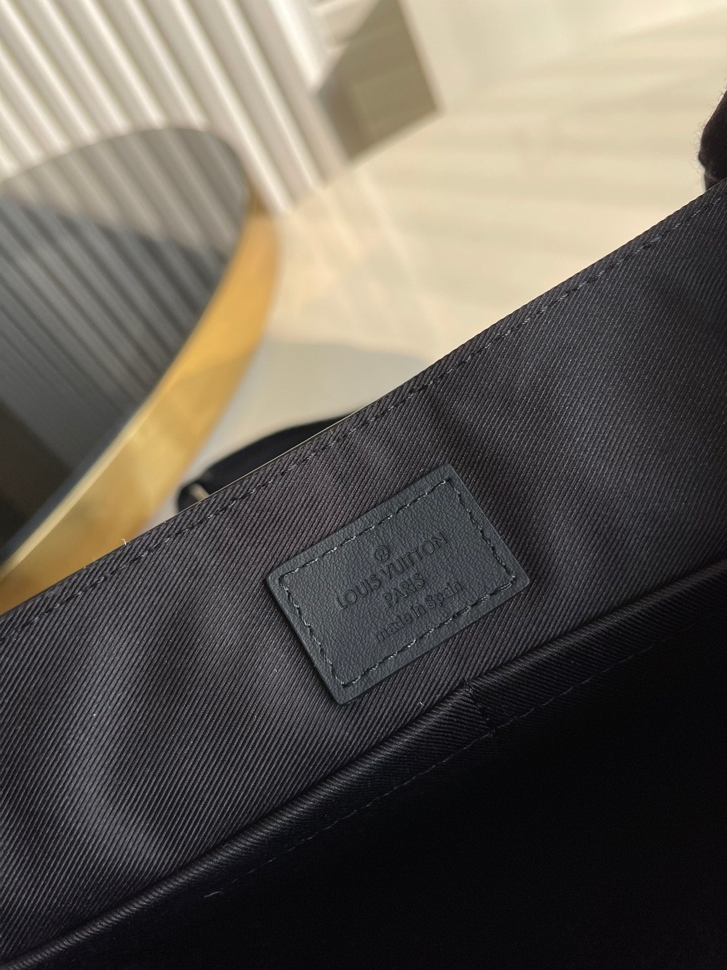 Louis Vuitton M57080 Messenger 28cm