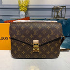 Louis Vuitton Pochette Métis Bag Monogram Canvas Fall/Winter Collection M40780 Brown