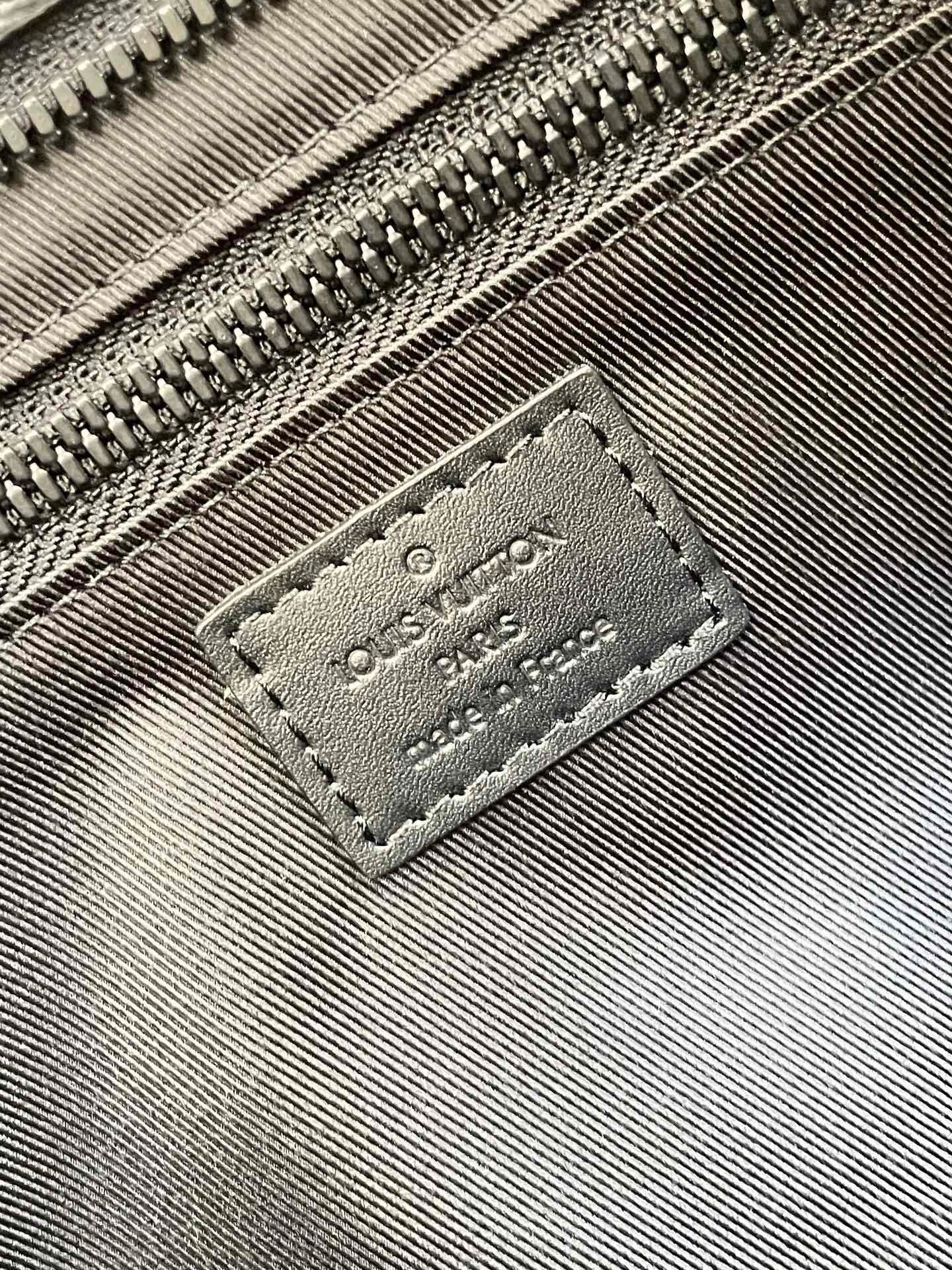 Louis Vuitton Sac Plat Horizontal Zippe 39cm