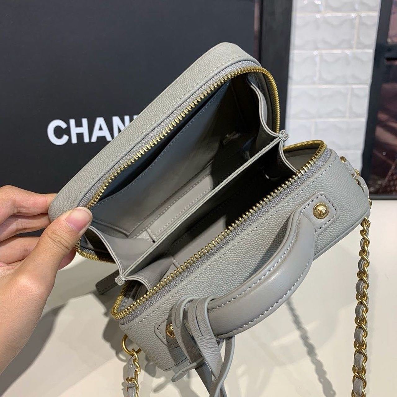 Chanel CC Filigree Vanity Case Bag 18cm Gold Hardware Caviar Leather Cruise Collection, Grey