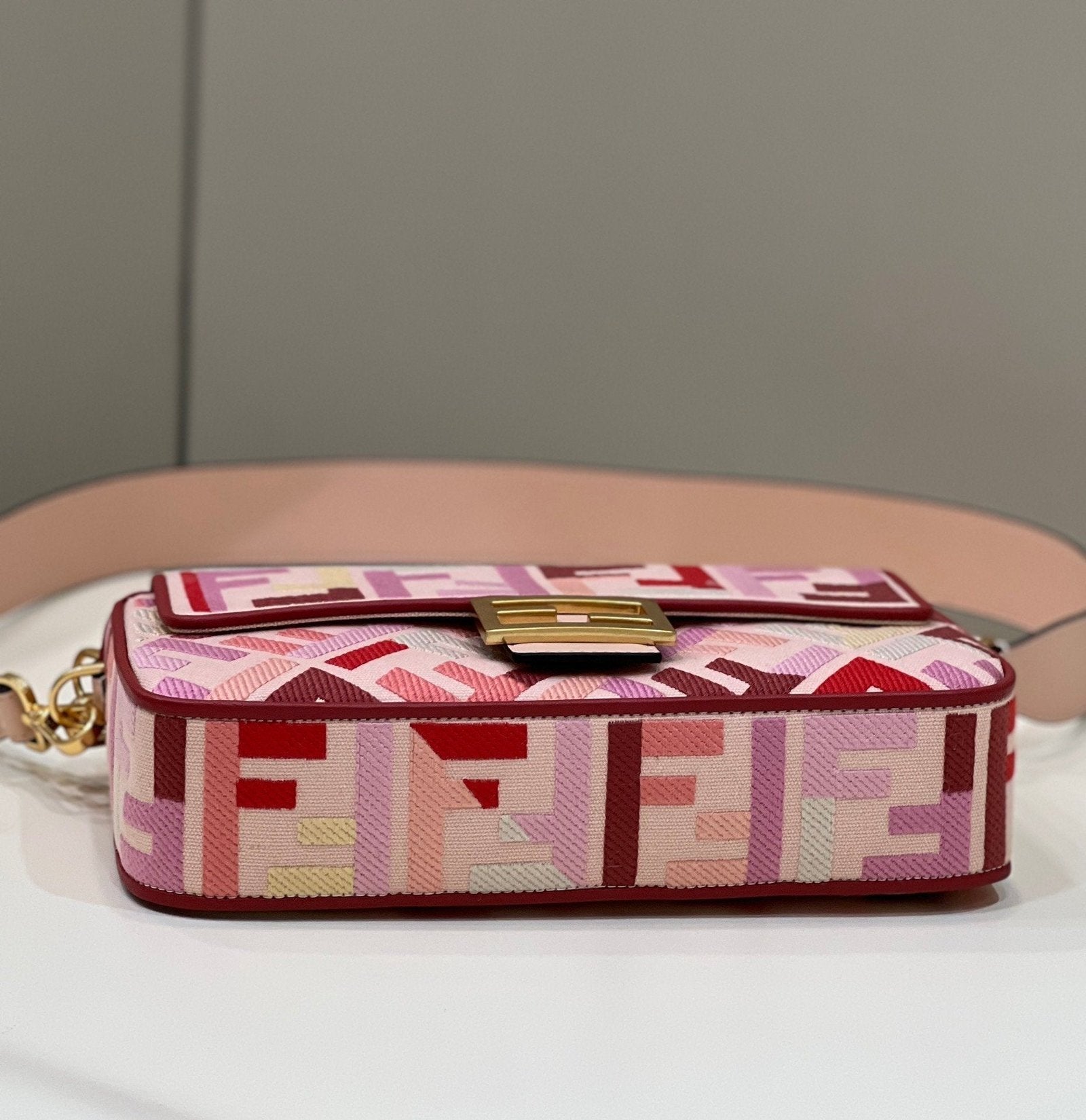 Fendi Baguette Midi 27cm Pink