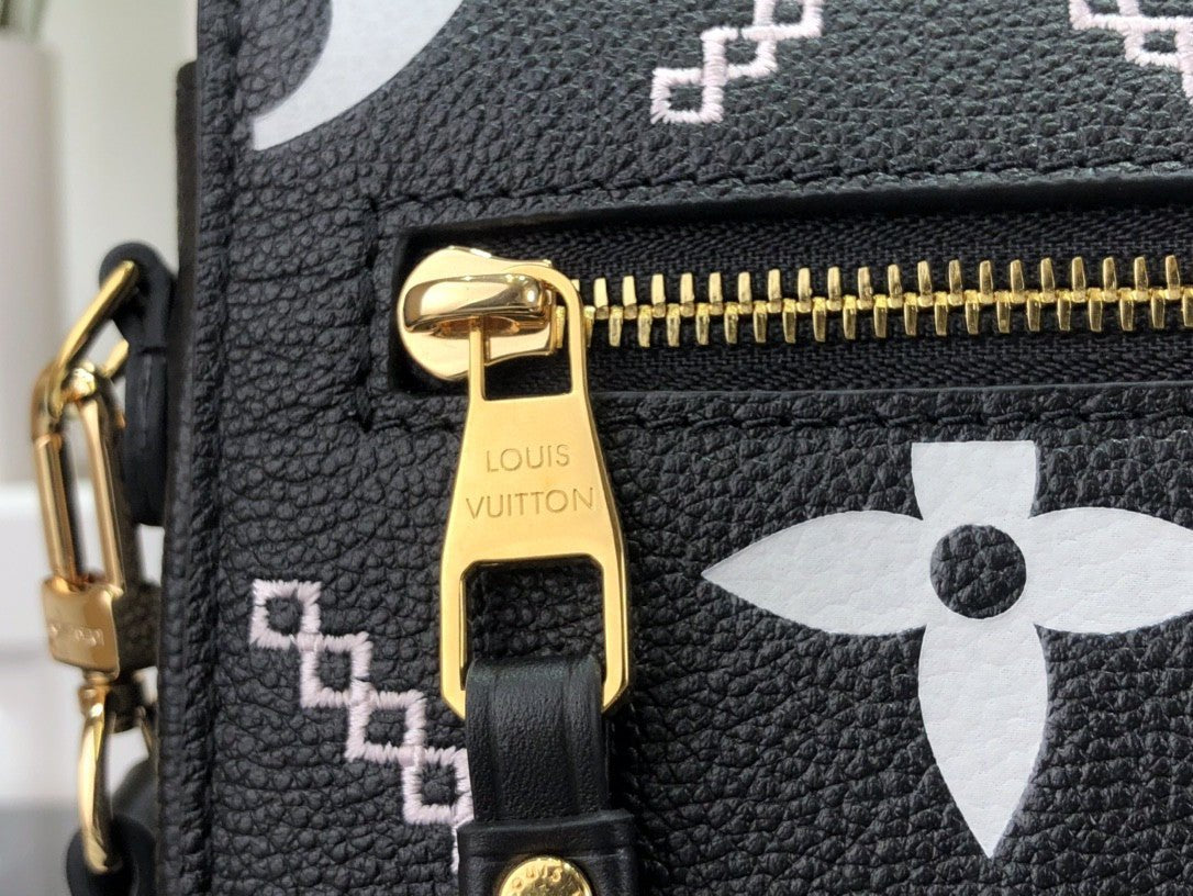 Louis Vuitton M46028 Pochette Metis 25cm Black