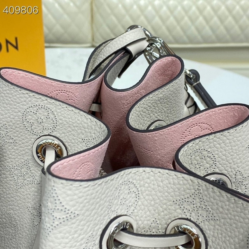 Louis Vuitton Muria Bag 22cm Mahina Calfskin Leather Spring/Summer Collection M57526 Mist