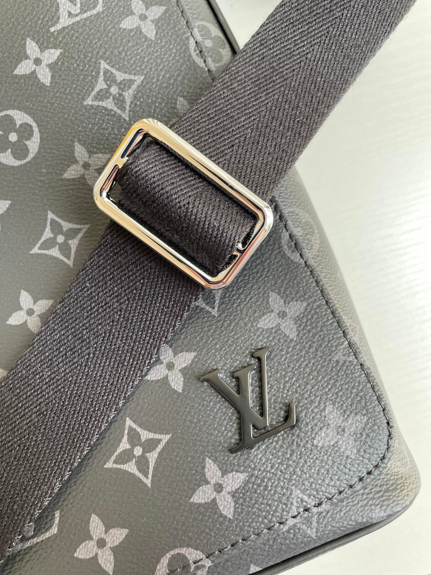 Louis Vuitton N41039 District MM 31cm