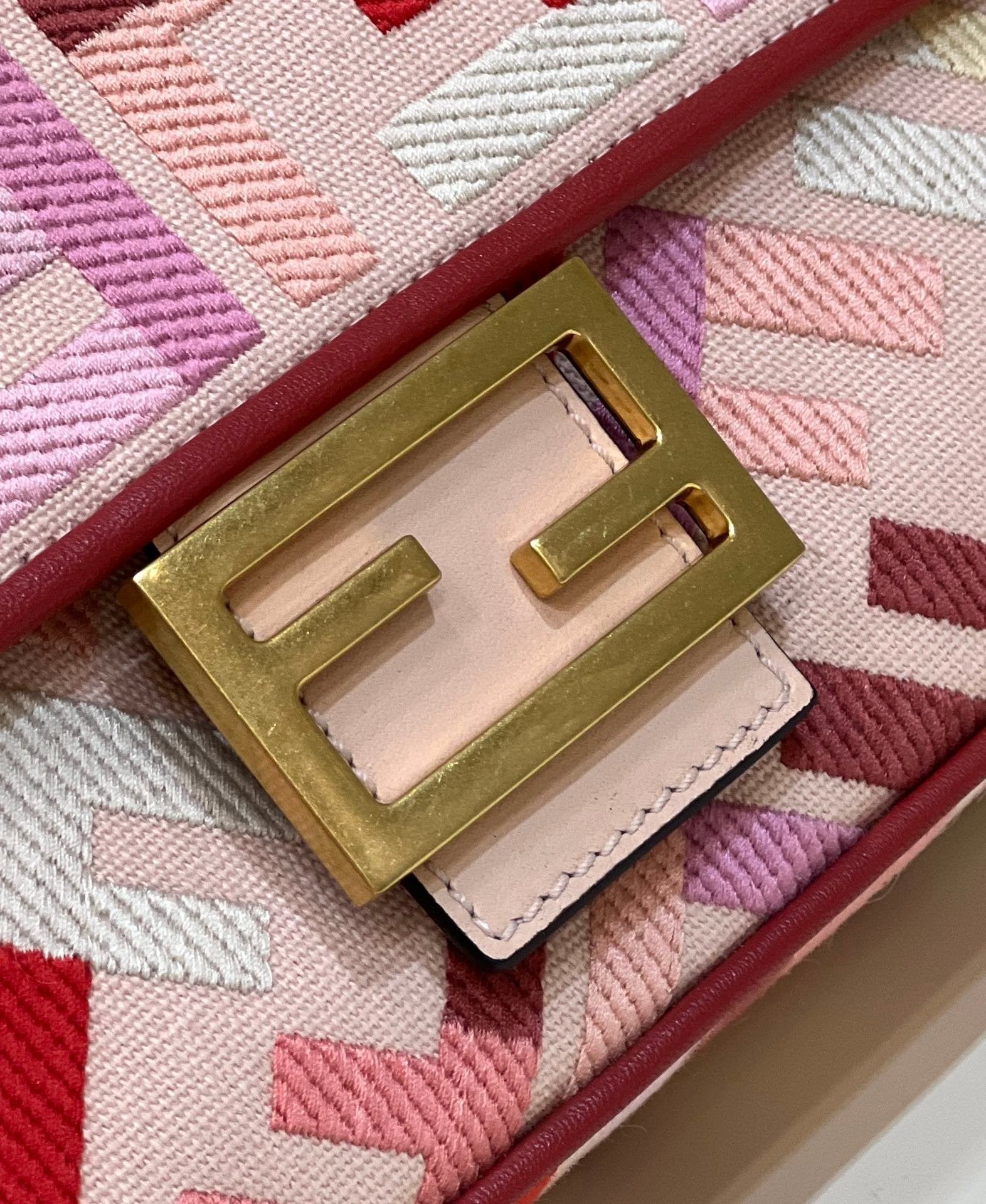 Fendi Baguette Midi 27cm Pink