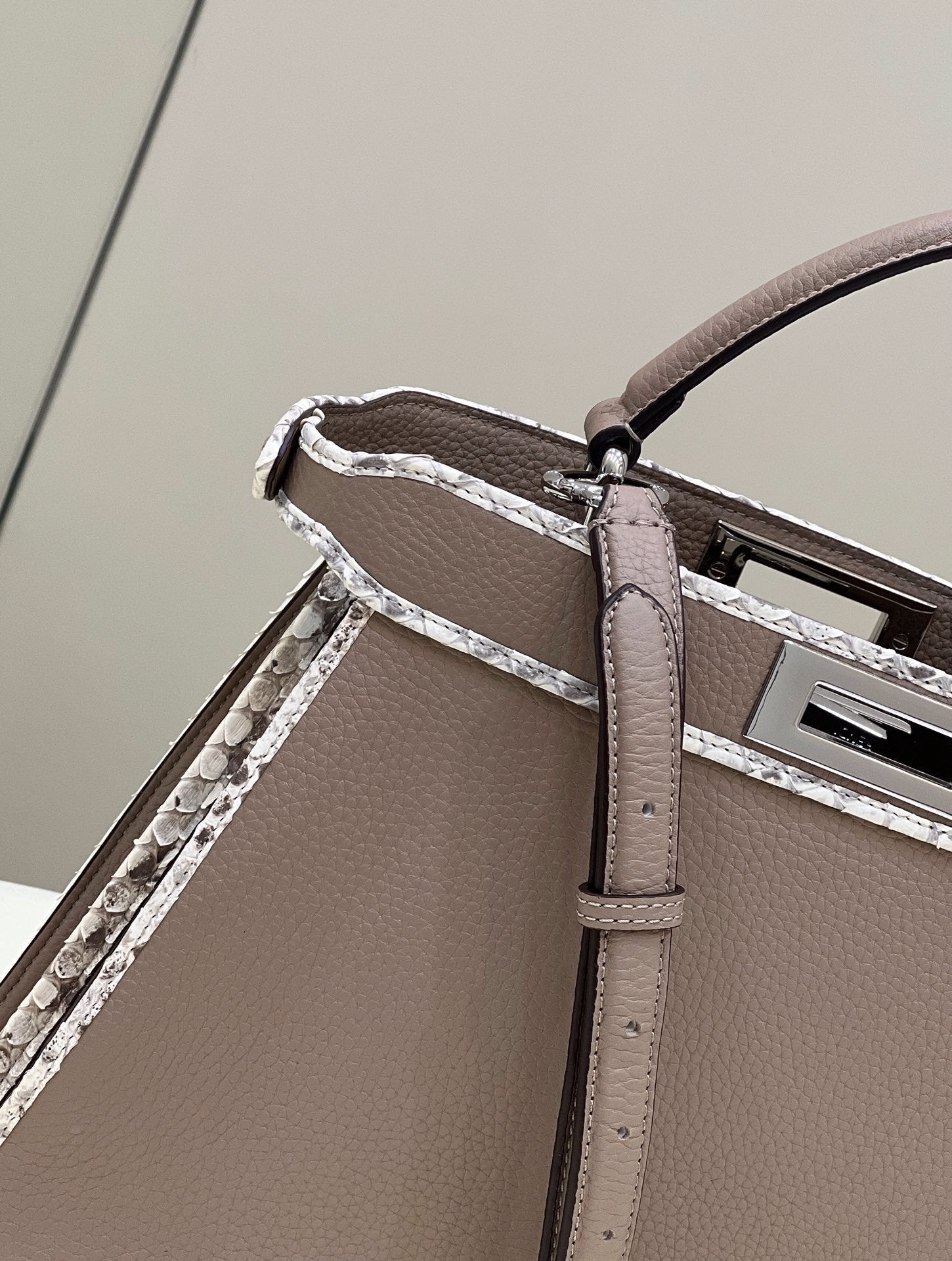 Fendi Peekaboo Iseeu Medium 33cm