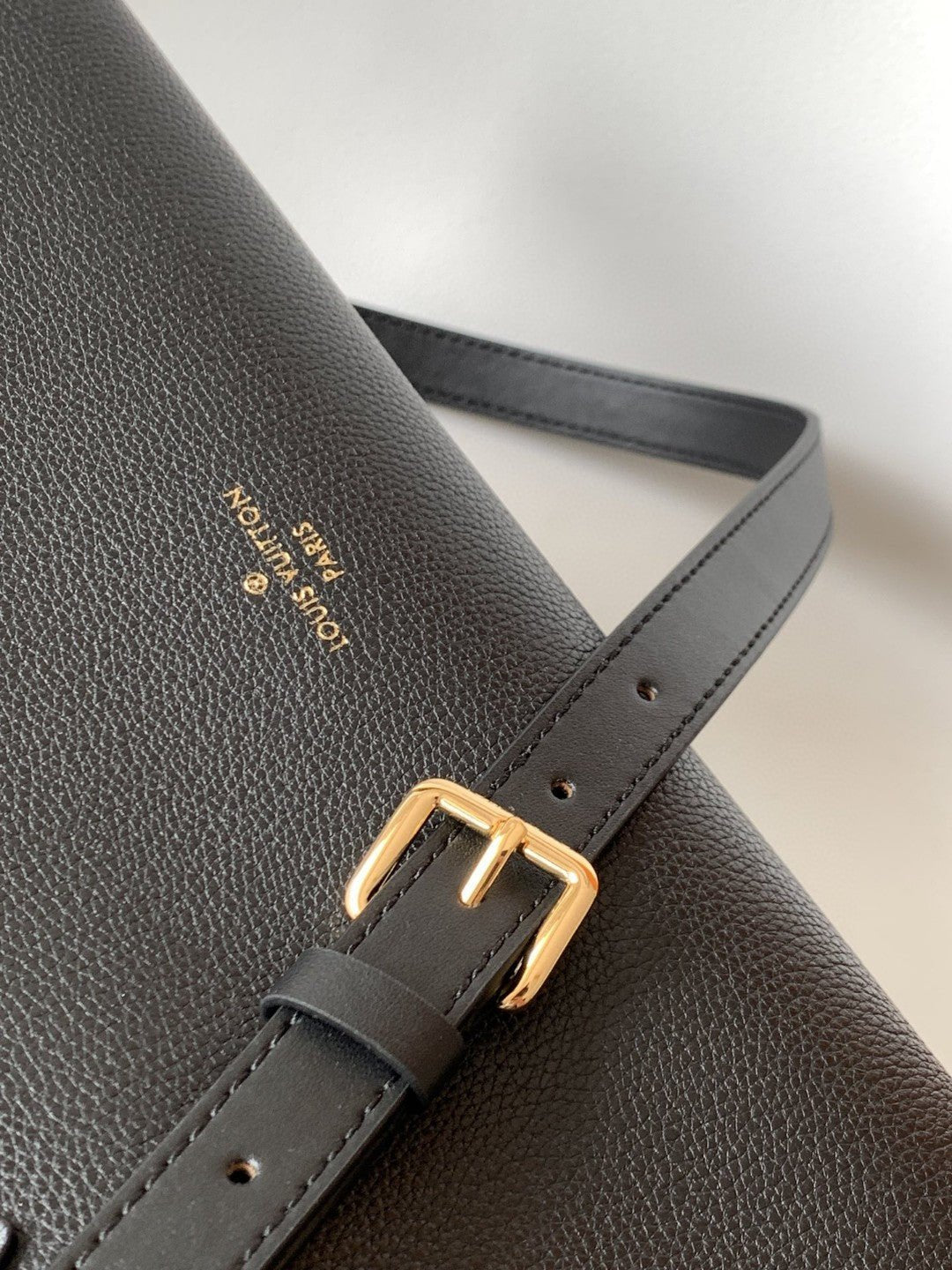 Louis Vuitton M57728 On My Side PM 30cm Black