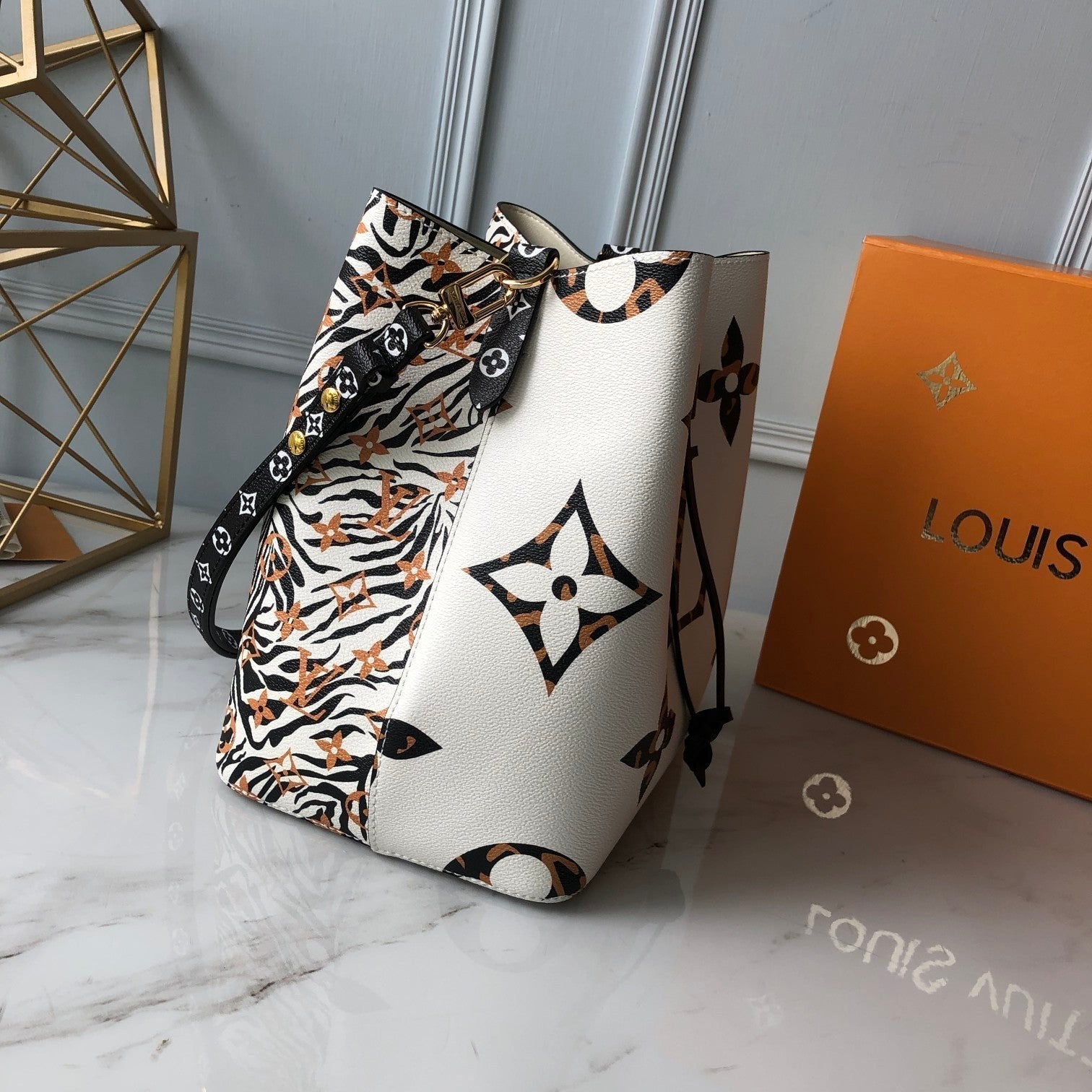Louis Vuitton NeoNoe Bucket Bag 26cm White