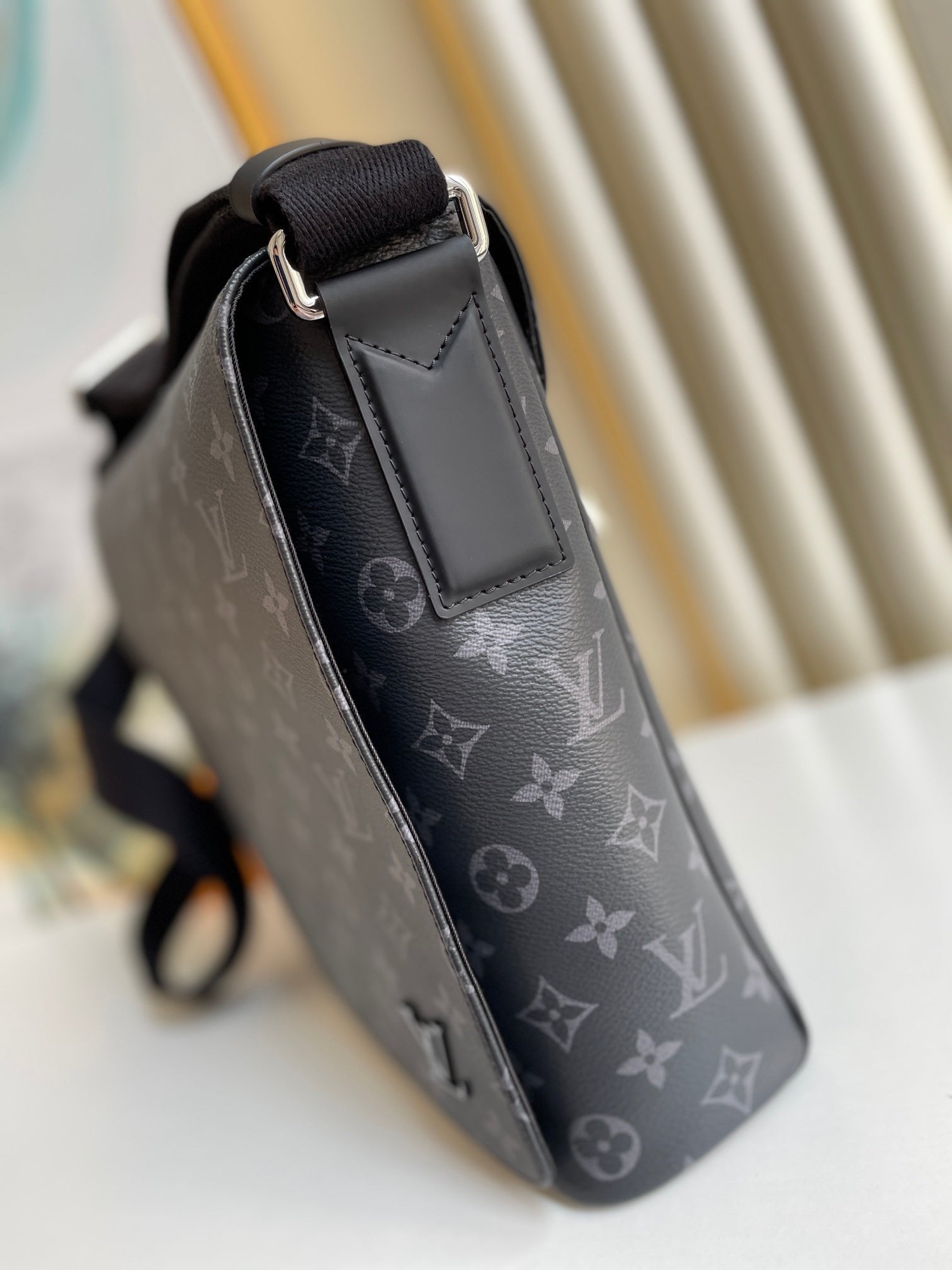 Louis Vuitton N41039 District MM 31cm