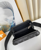 Louis Vuitton M45579 Horizon Clutch 21cm