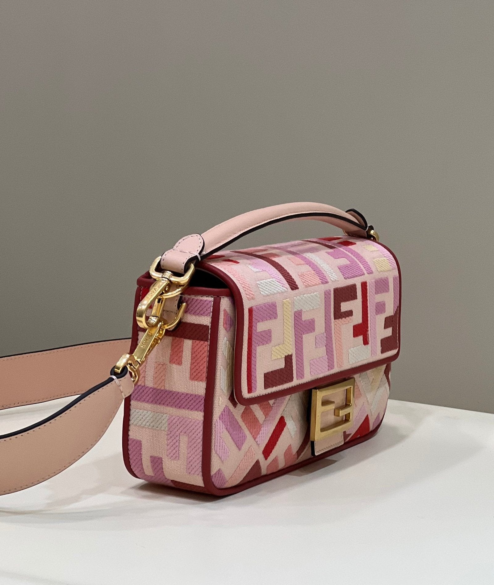 Fendi Baguette Midi 27cm Pink