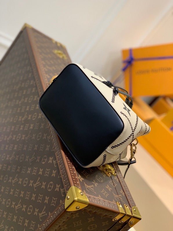 Louis Vuitton The NéoNoé MM M46023 bucket bag in Monogram Empreinte Crème Beige / Black