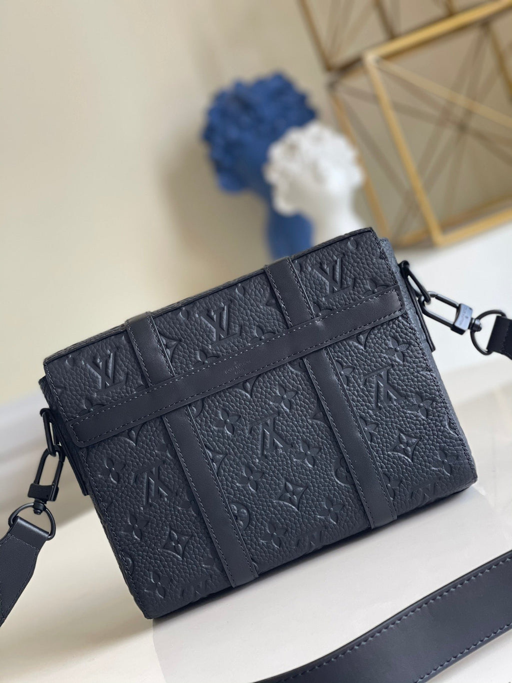 Louis Vuitton M57726 Trunk Messenger 24cm