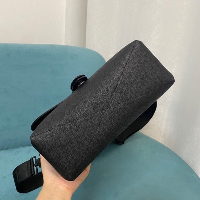 Louis Vuitton Saumur Messenger 30cm Black