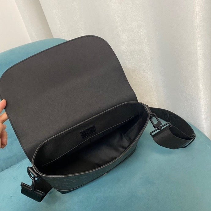 Louis Vuitton Saumur Messenger 30cm Black