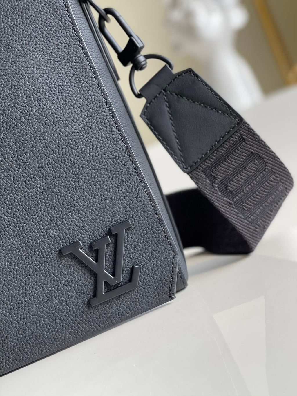 Louis Vuitton M57080 Messenger 28cm