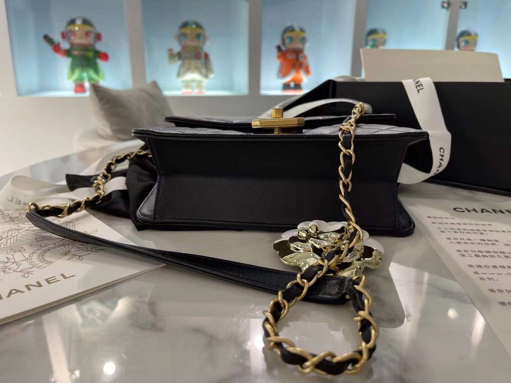 CoCo Flap Bag Chanel Sign 22cm Black
