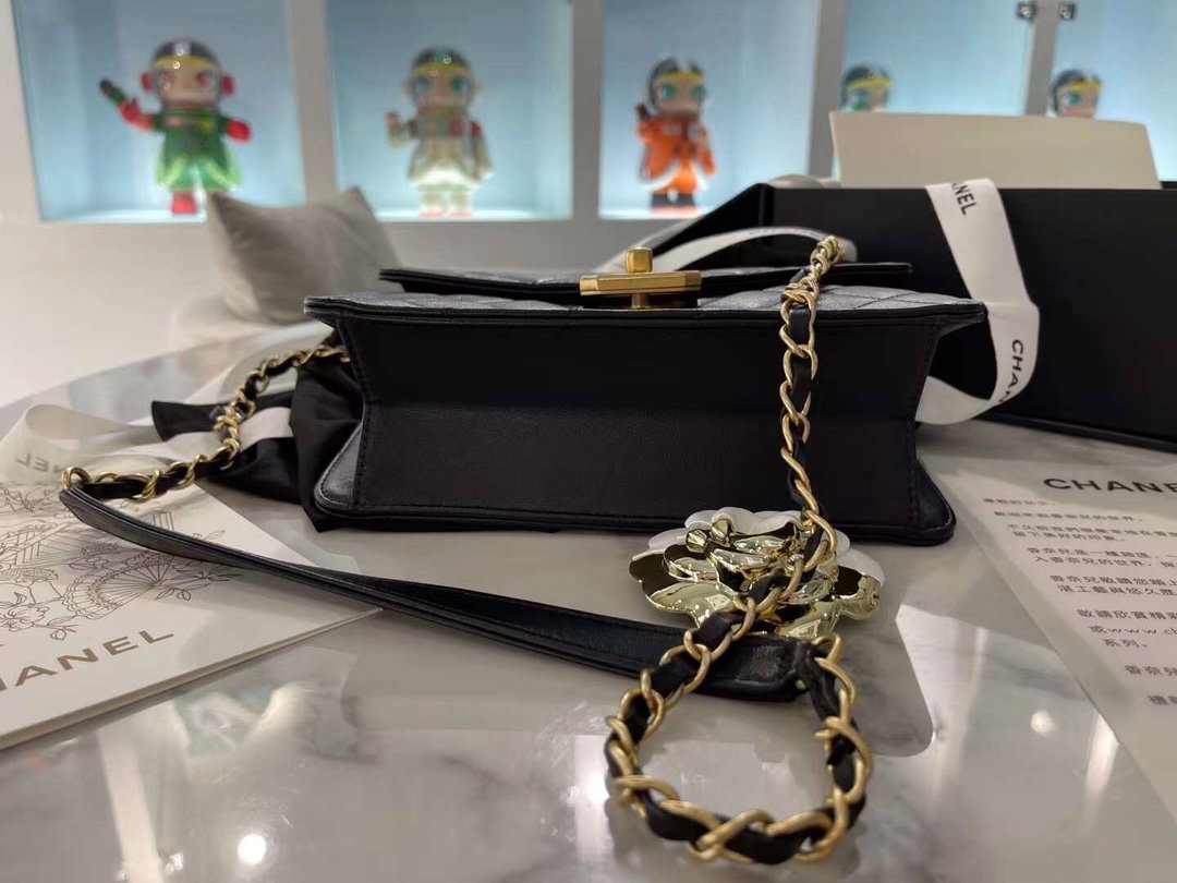 CoCo Flap Bag Chanel Sign 22cm Black