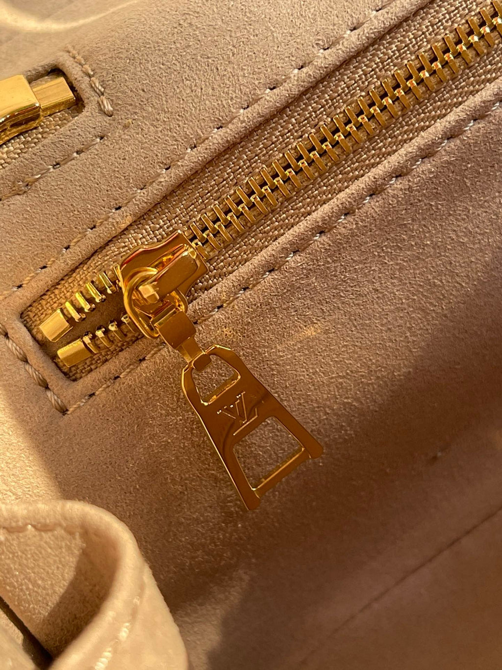 Louis Vuitton Handle Bag 19cm Cream