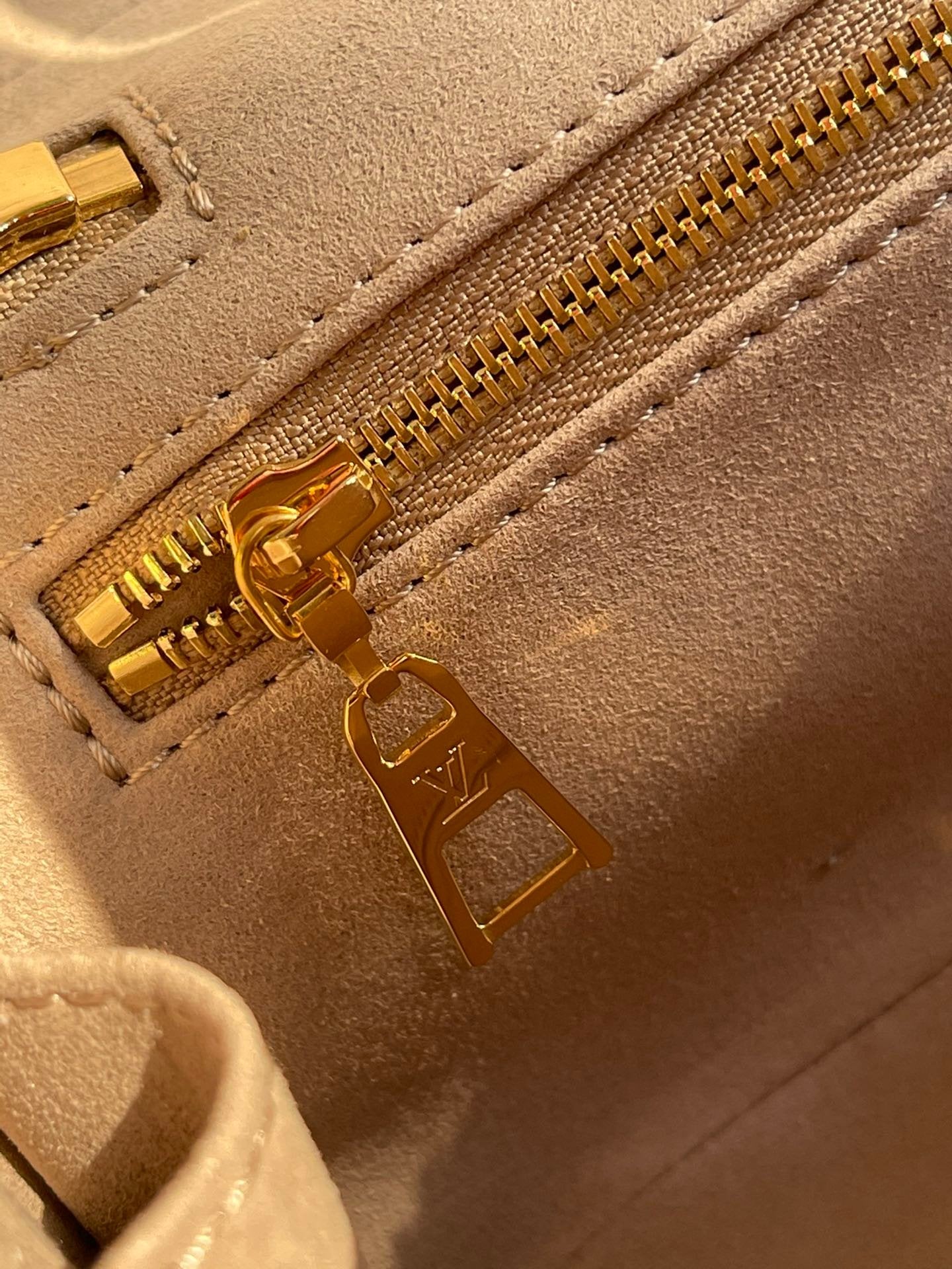 Louis Vuitton Handle Bag 19cm Cream