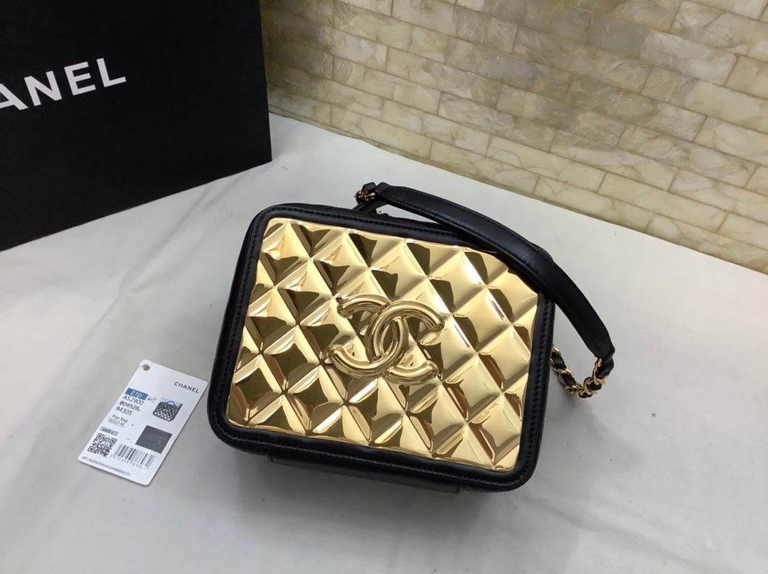 Chanel 21 22 Vanity Casebag 19cm Gold Toned