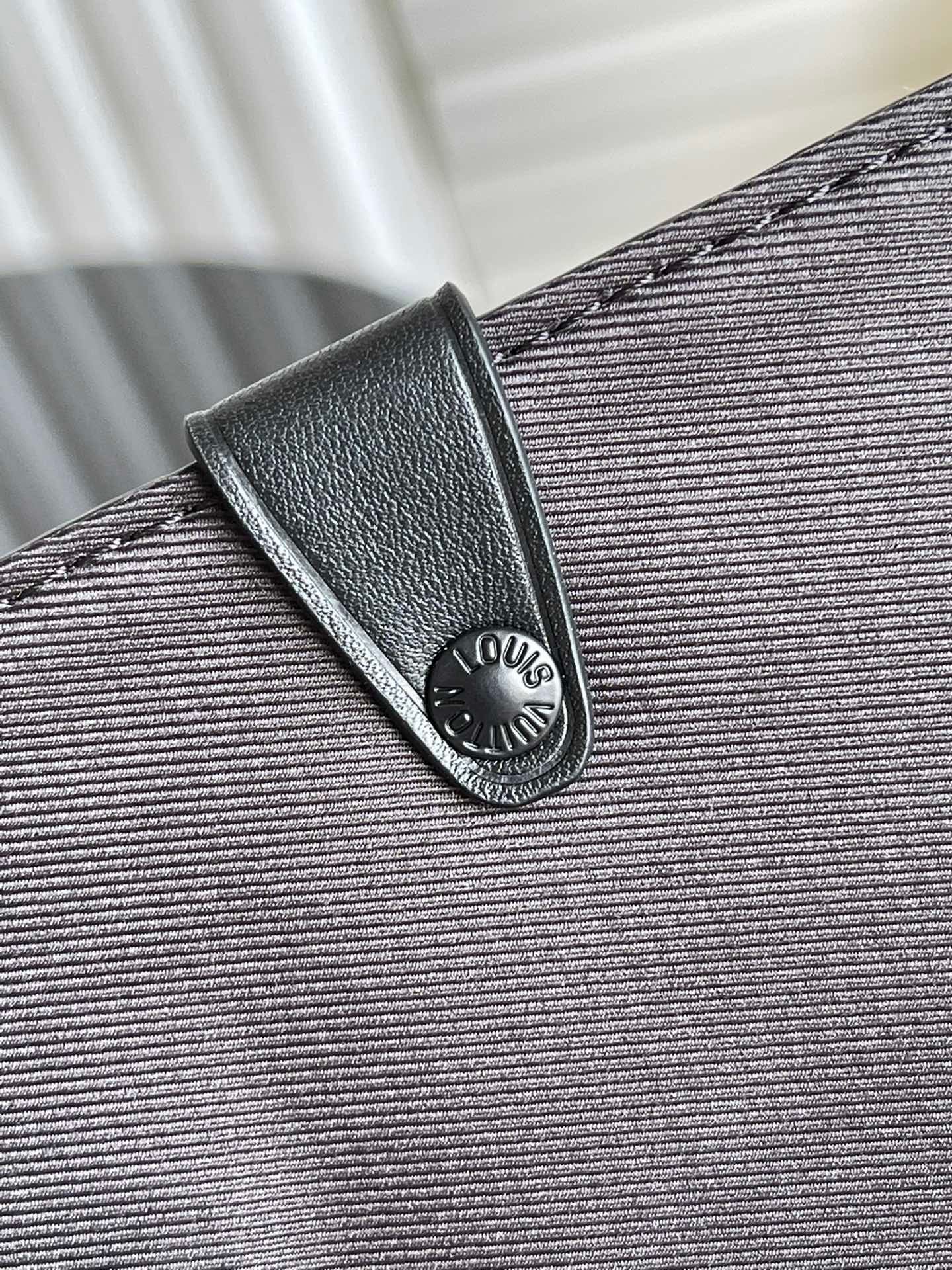 Louis Vuitton M57726 Trunk Messenger 24cm