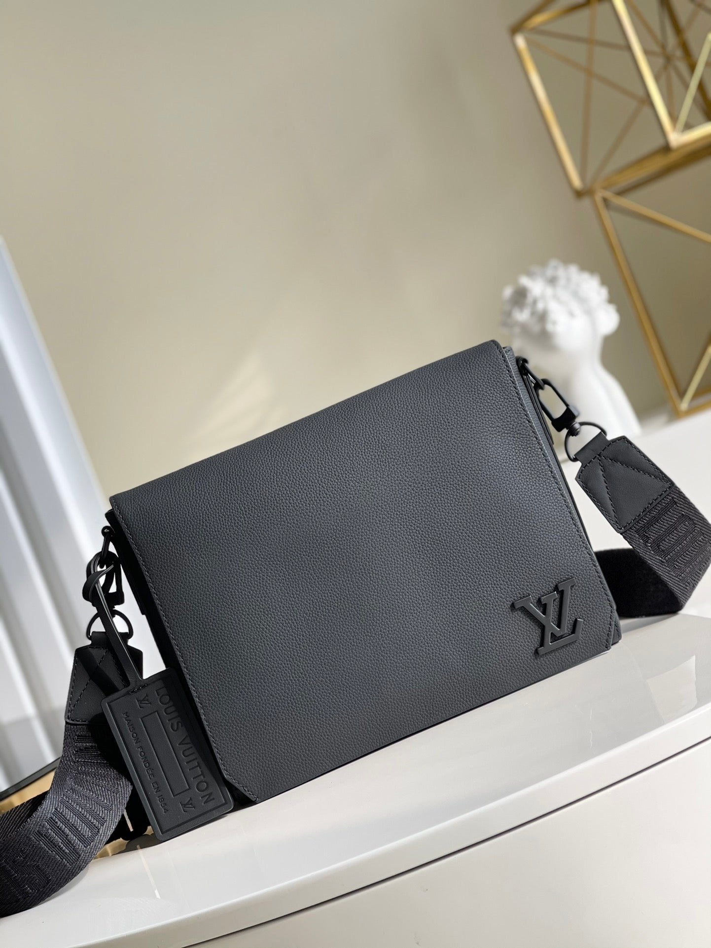 Louis Vuitton M57080 Messenger 28cm