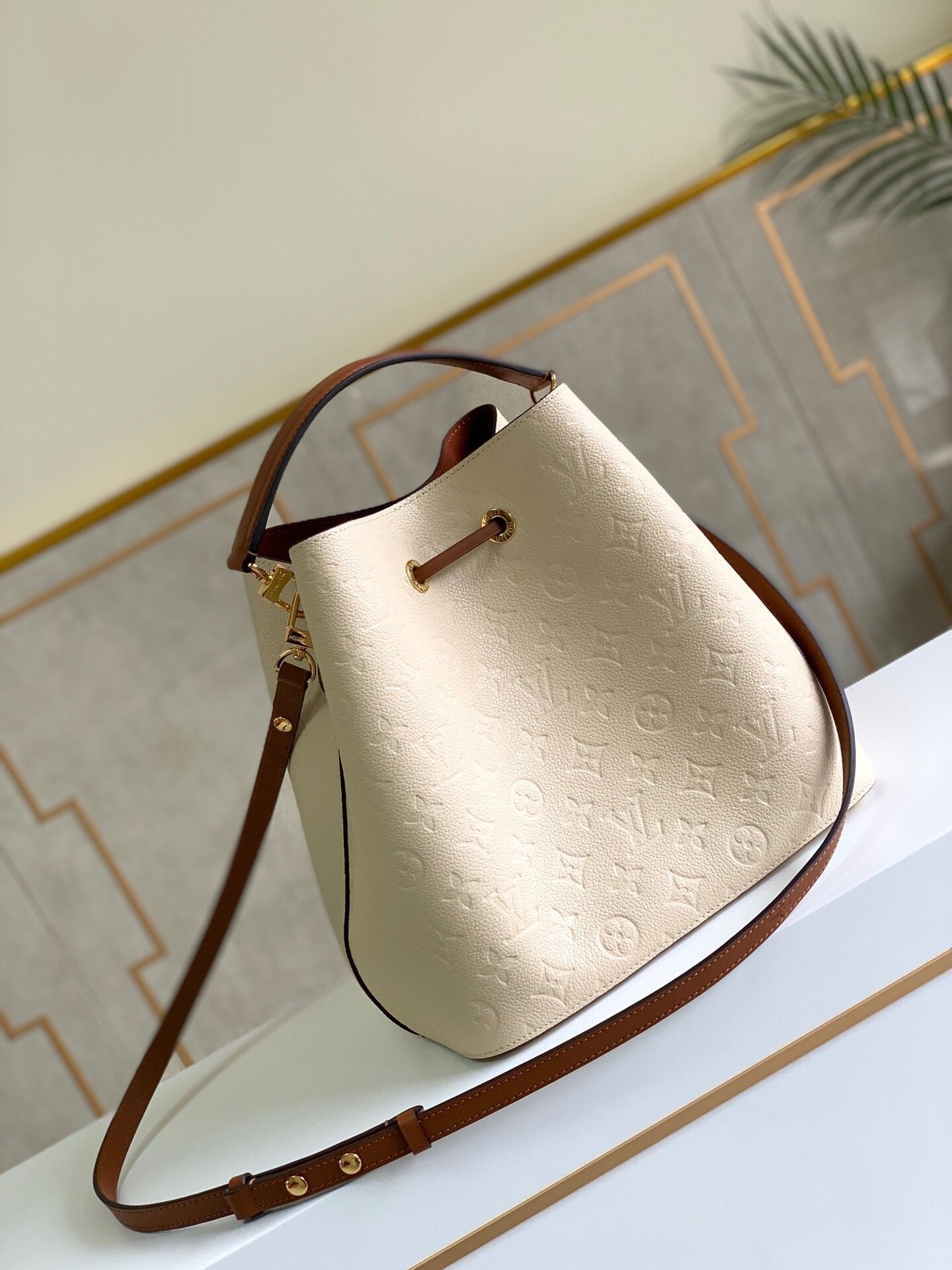 Louis Vuitton Crossbody Bags 26cm White