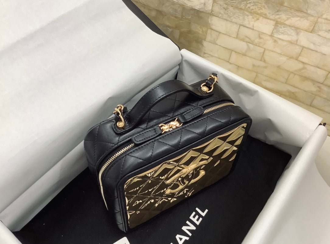 Chanel 21 22 Vanity Casebag 19cm Gold Toned