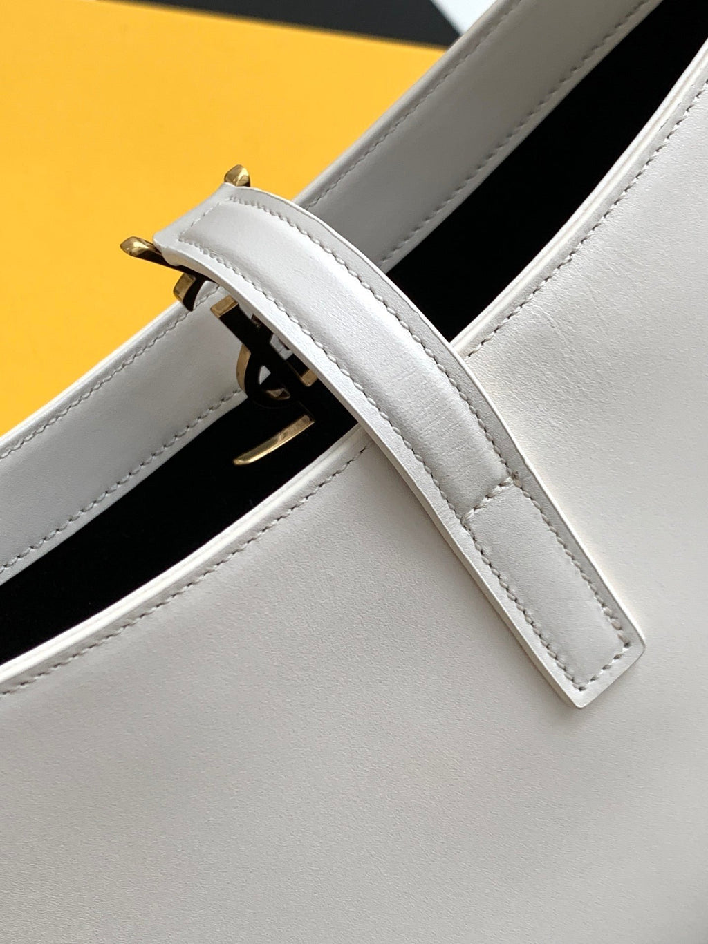 Saint Laurent LE5A7 Hobo Bag 25cm