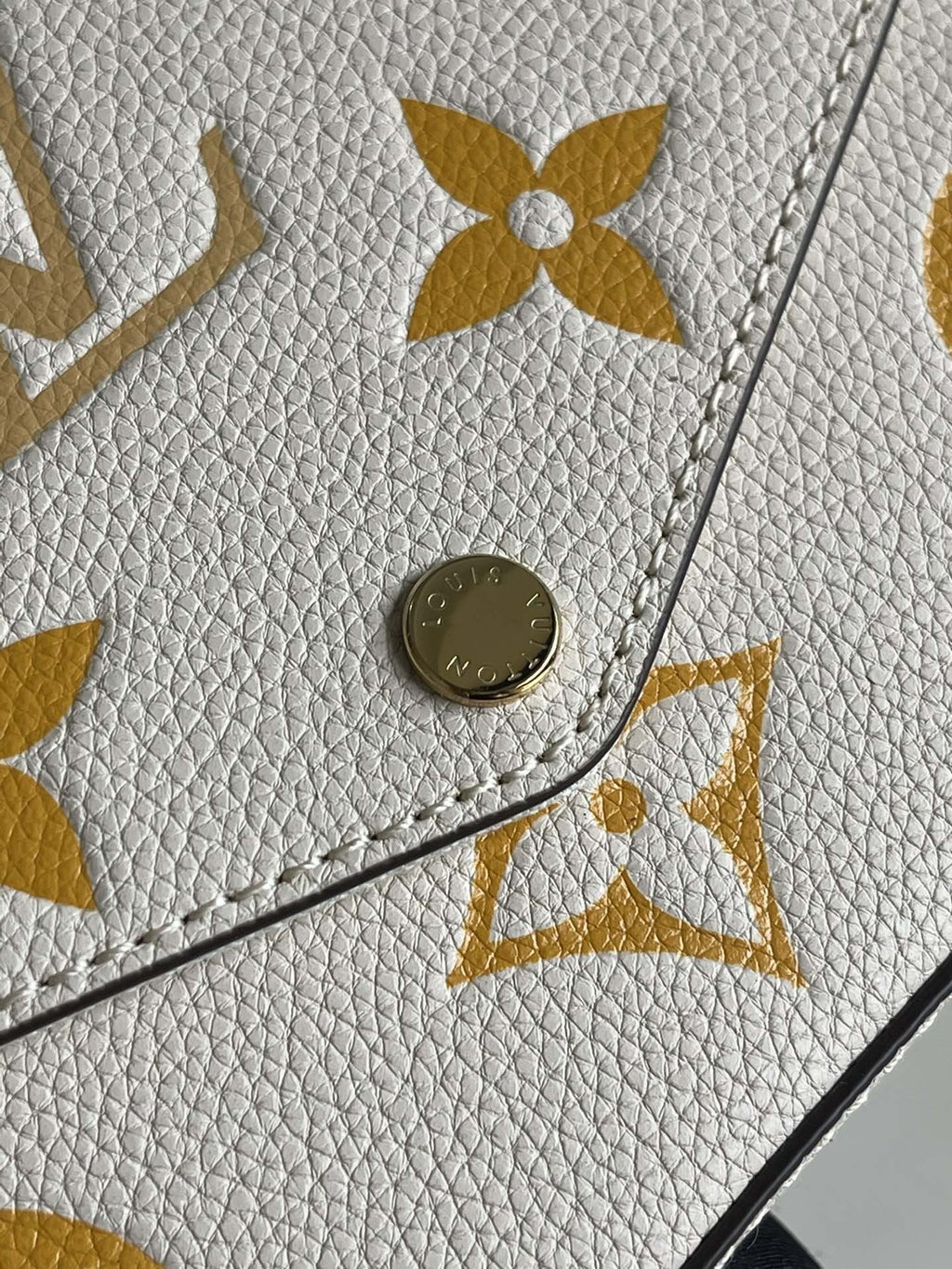 Louis Vuitton Pochette By The Pool 21cm White