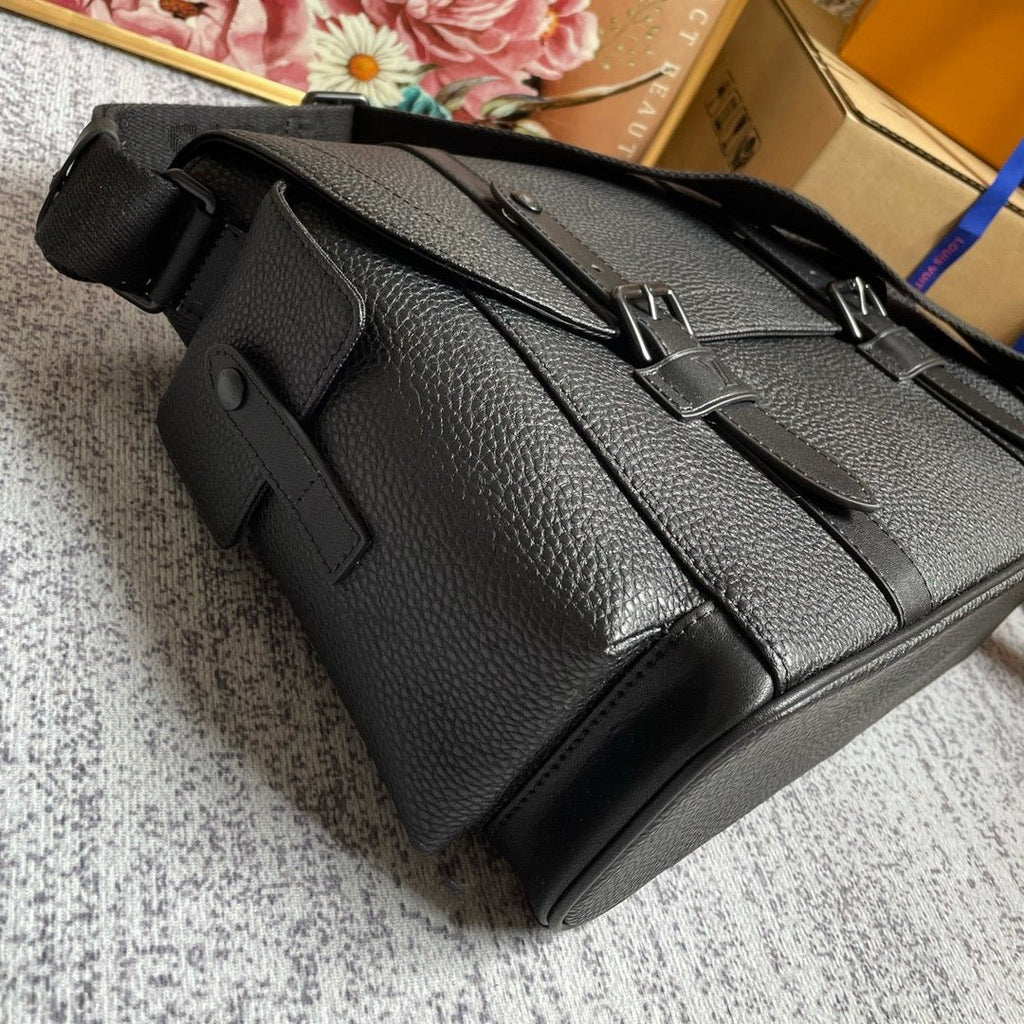 Louis Vuitton M58475 Christopher Messenger 29cm Black