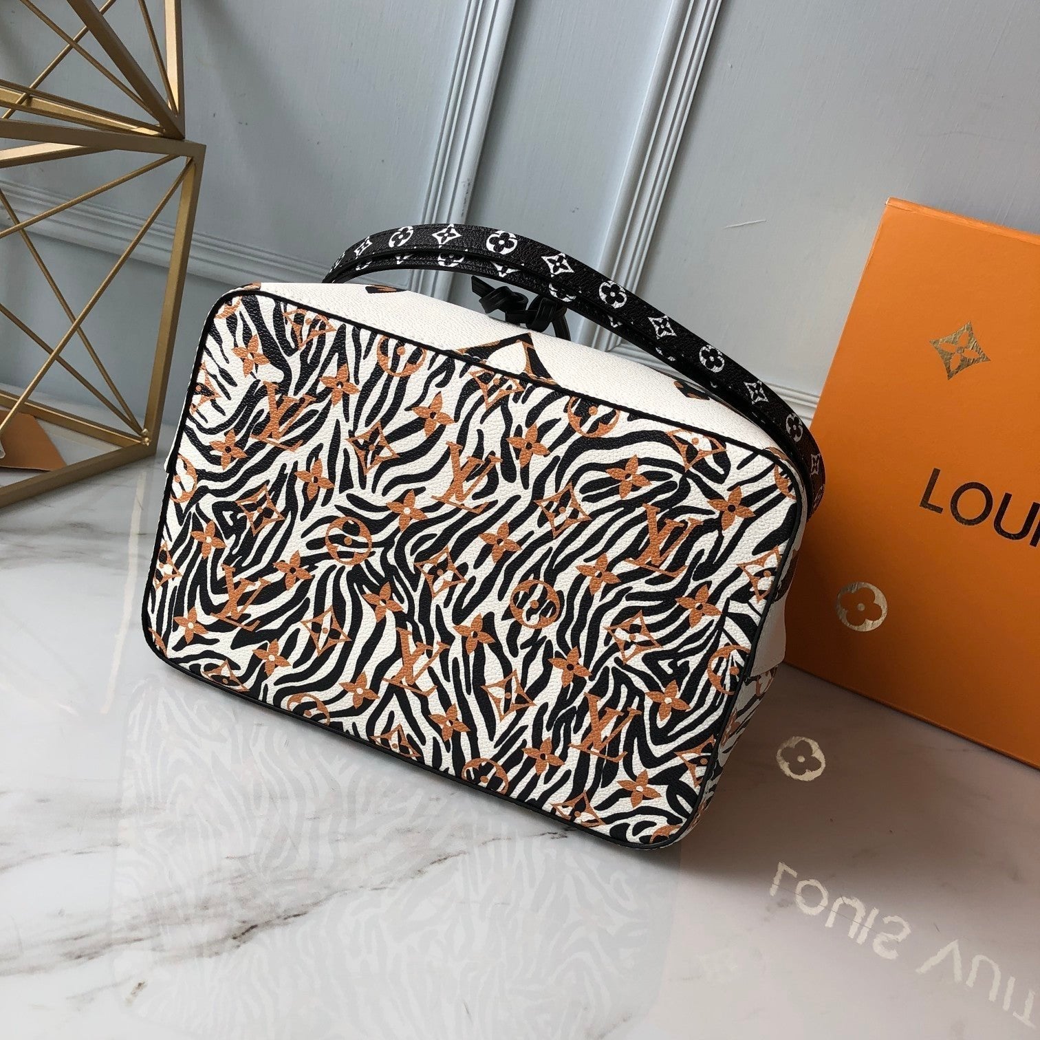 Louis Vuitton NeoNoe Bucket Bag 26cm White