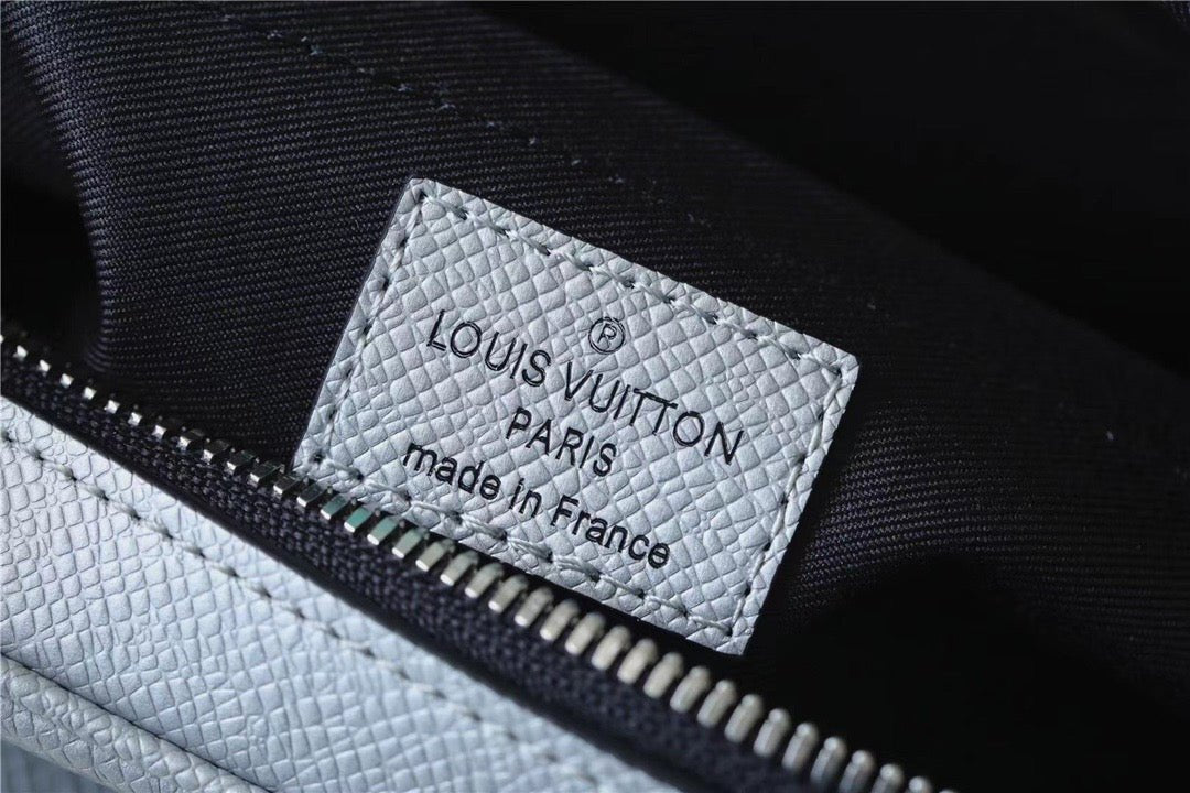 Louis Vuitton Outdoor Messenger Bag 26cm
