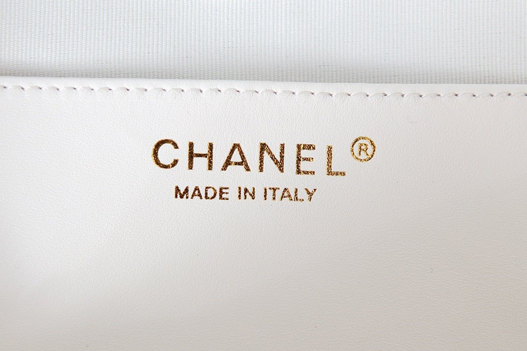 Chanel Mini Heartbag Gold Hardware AS3191 16.5cm White