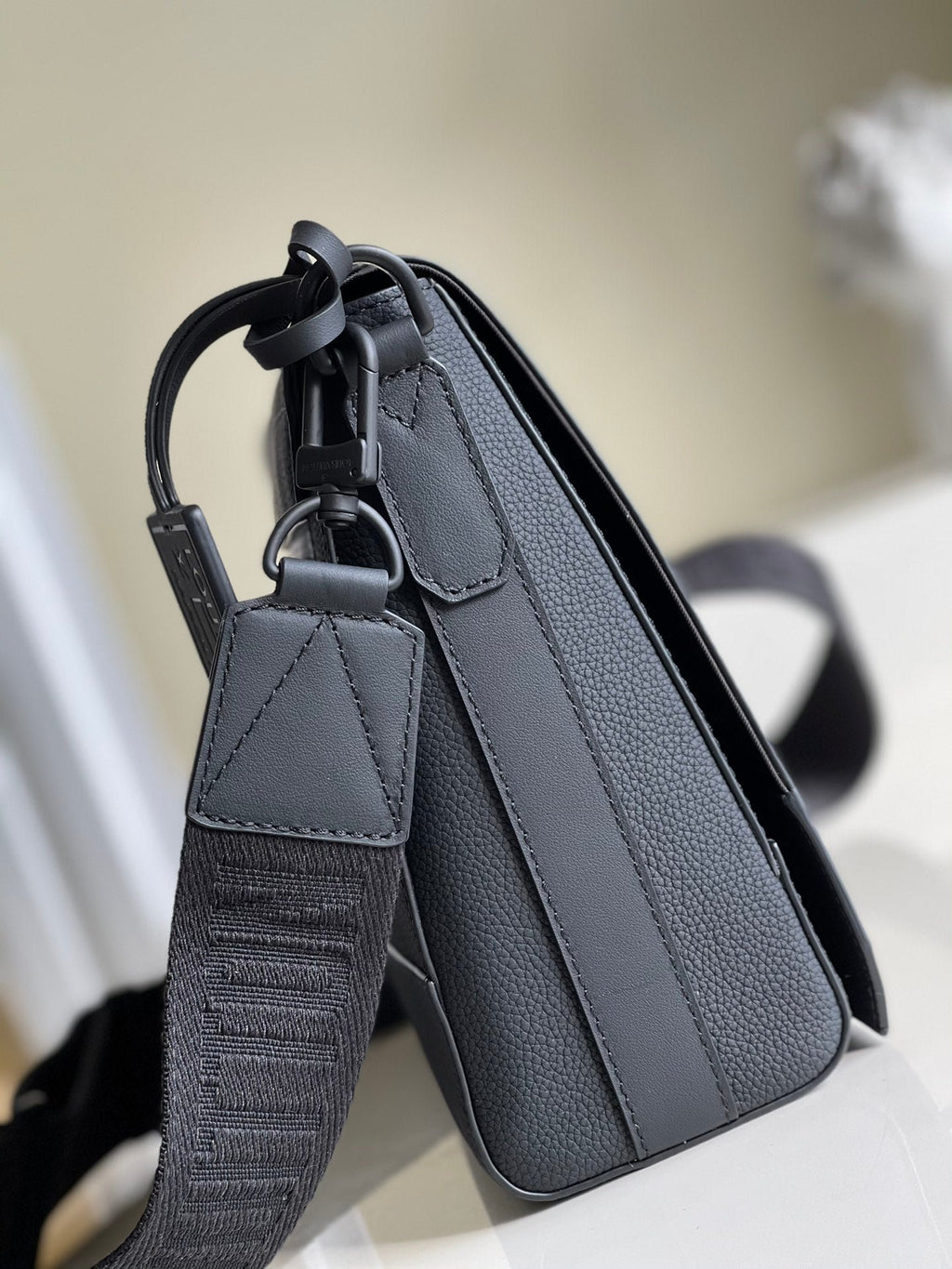 Louis Vuitton M57080 Messenger 28cm