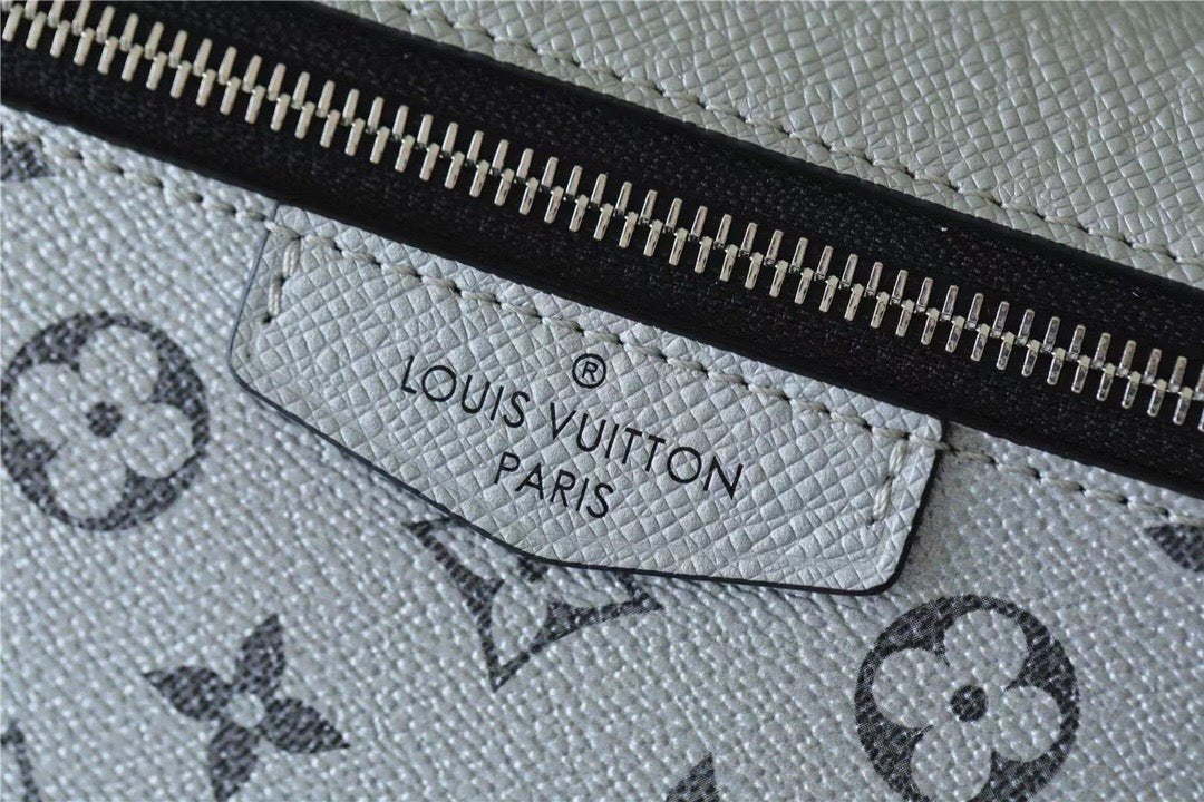 Louis Vuitton Outdoor Messenger Bag 26cm