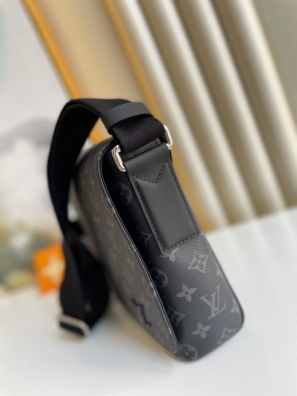 Louis Vuitton M45272 District PM 25cm