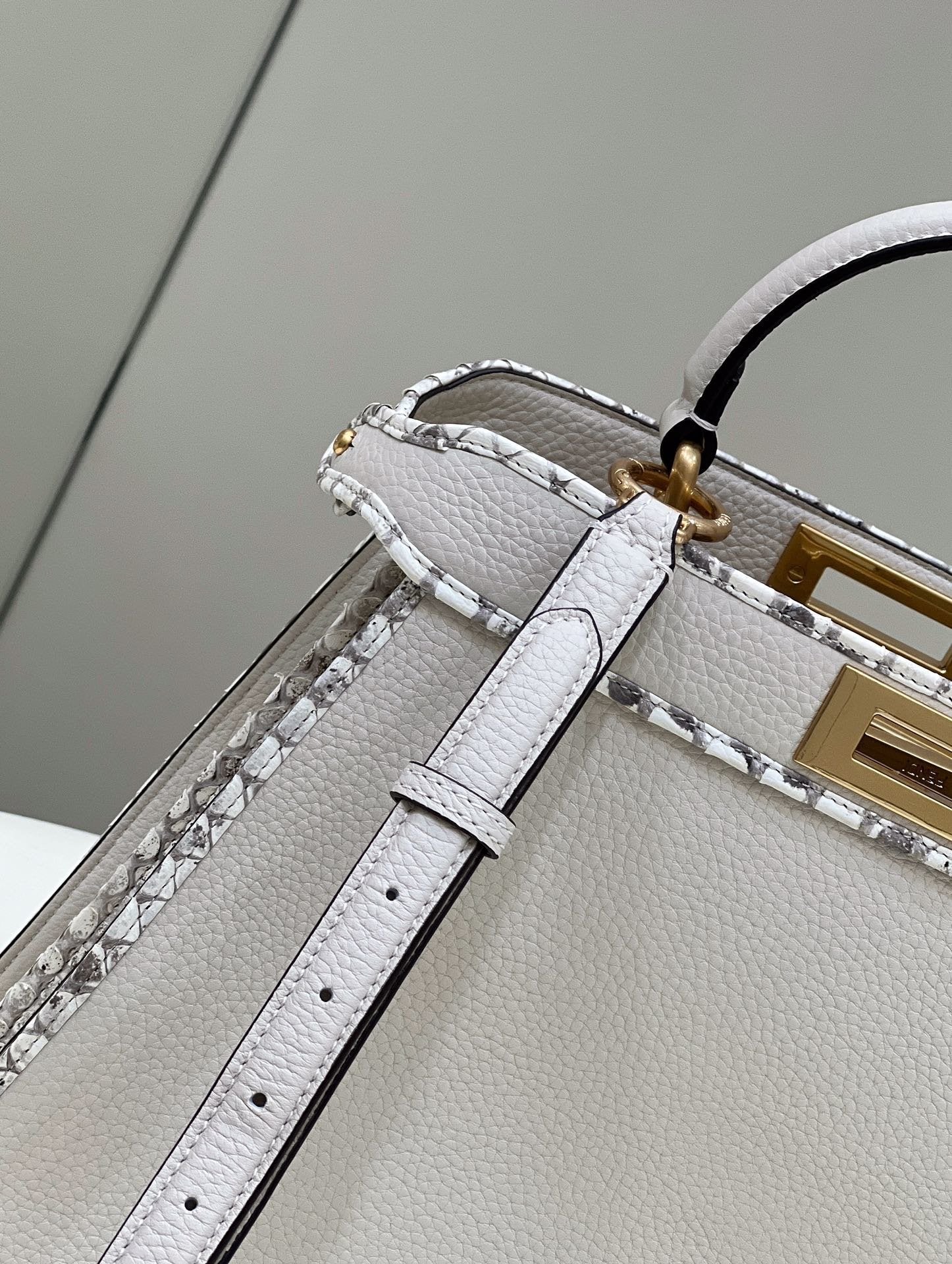 Fendi Peekaboo Iseeu Medium 33cm