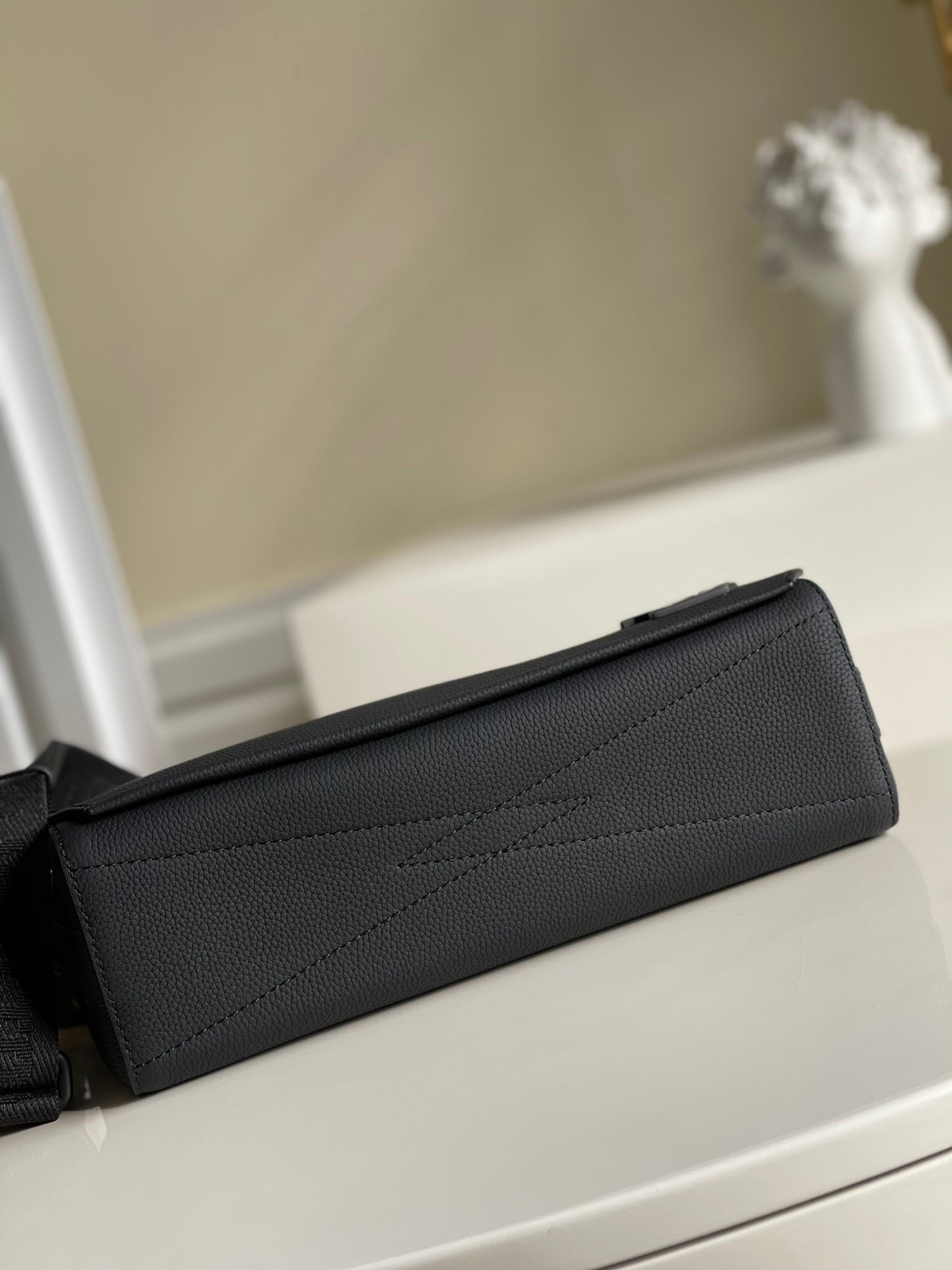 Louis Vuitton M57080 Messenger 28cm