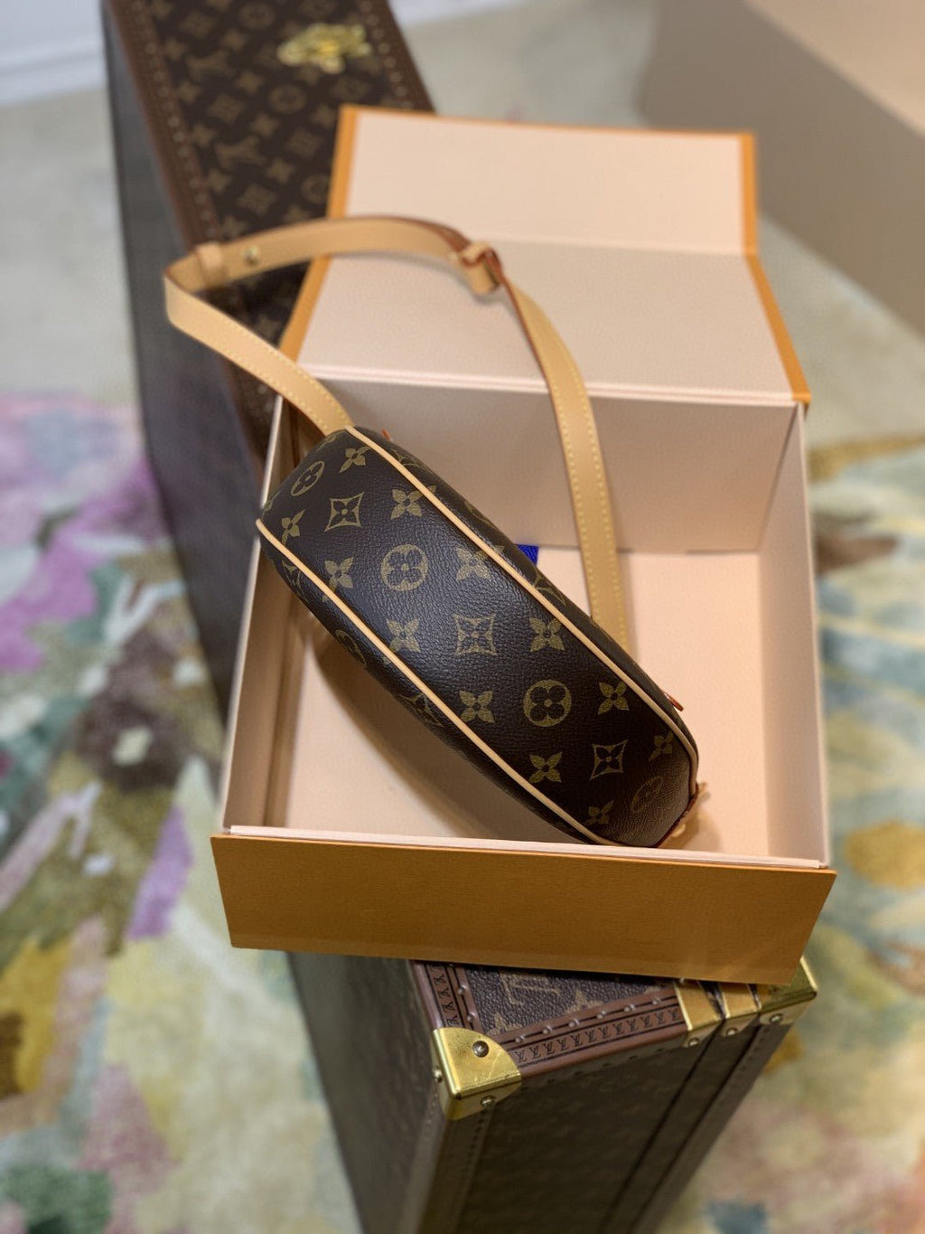 Louis Vuitton M81098 Loop 24cm Brown
