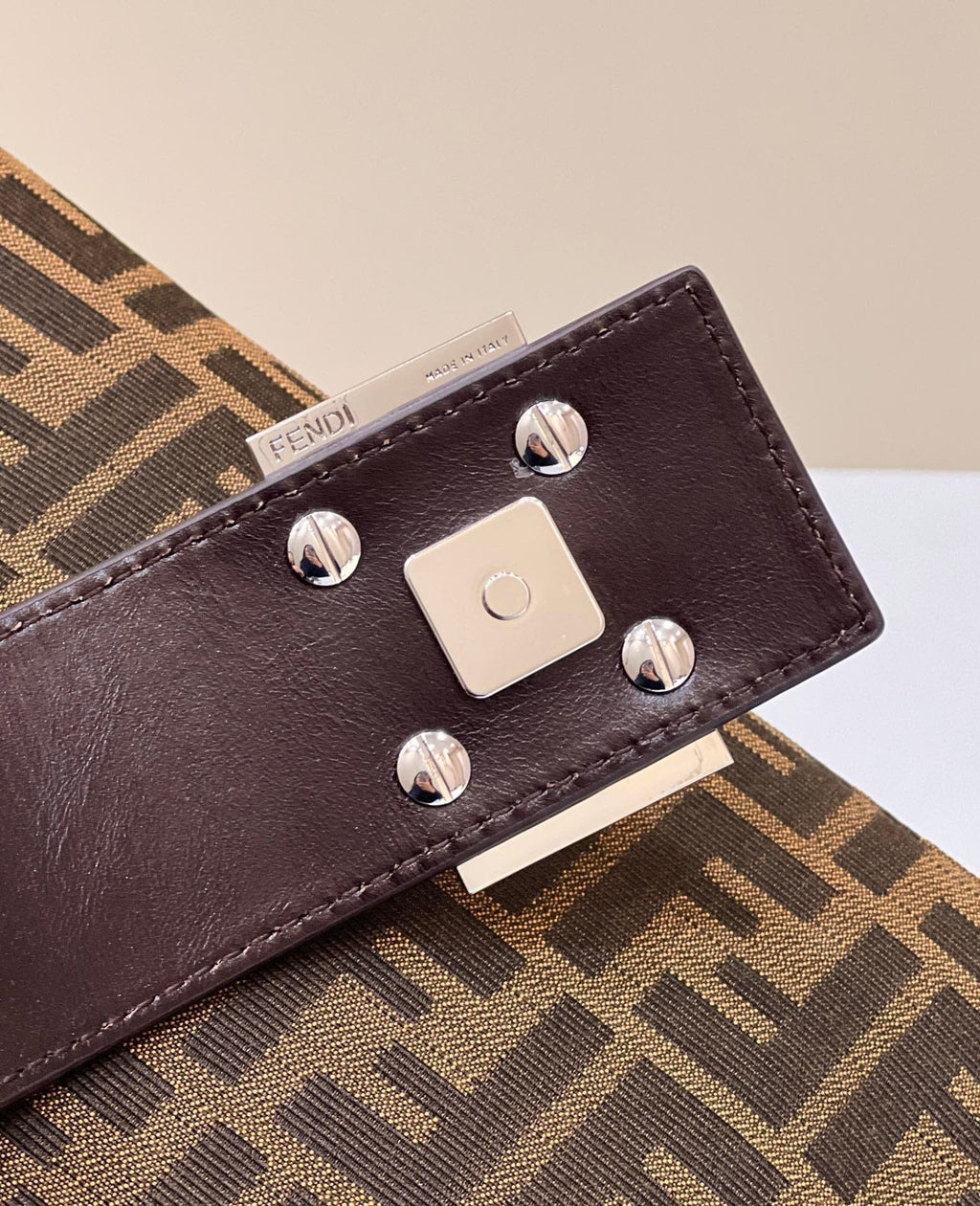 Fendi Baguette Tote 28cm Brown