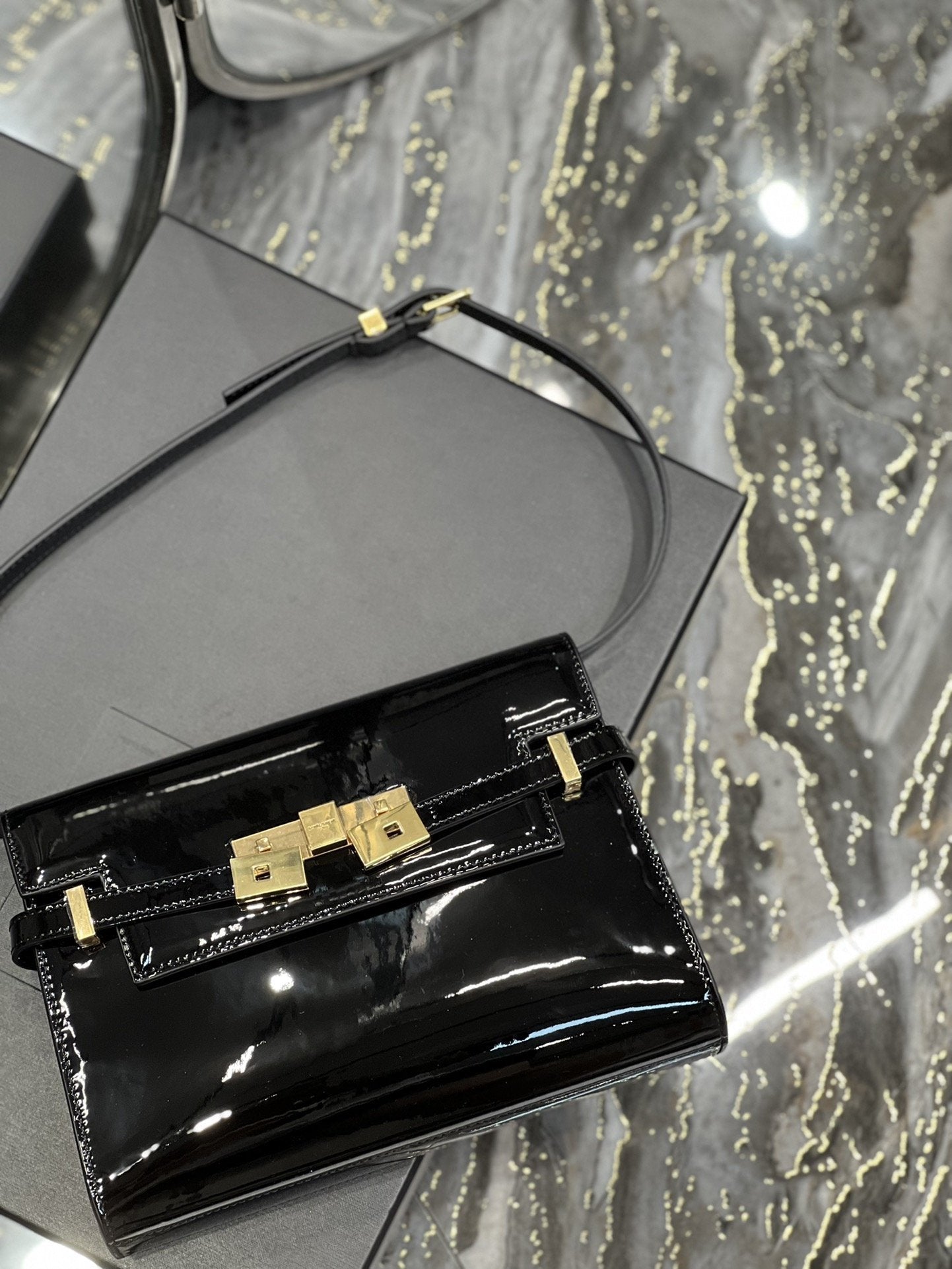 Saint Laurent Manhattan Small Shoulder Bag 24cm