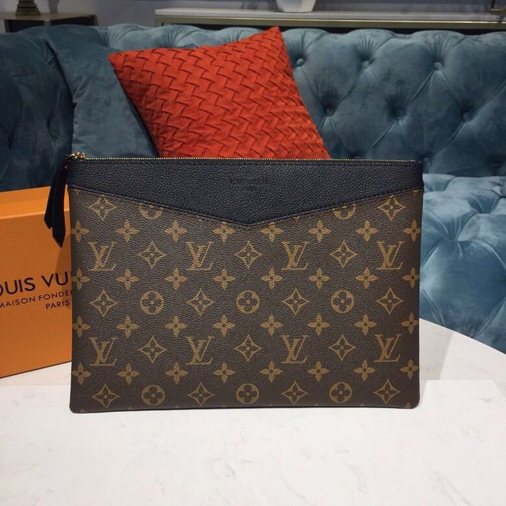 Louis Vuitton Daily Pouch Bag 30cm Monogram Canvas Spring/Summer Collection M62048, Black
