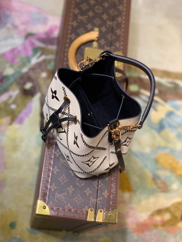 Louis Vuitton The NéoNoé MM M46023 bucket bag in Monogram Empreinte Crème Beige / Black